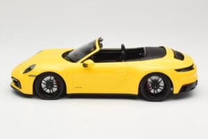 Porsche 911 992 Carrera 4 GTS Cabriolet Gelb Minichamps 1:18 155063030 Metall – Bild 3 von 6