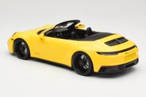 Porsche 911 992 Carrera 4 GTS Cabriolet Gelb Minichamps 1:18 155063030 Metall – Bild 5 von 6