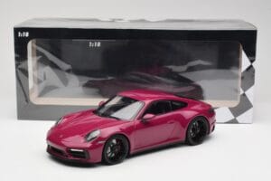 Porsche 911 992 Carrera 4 GTS Rubystar Minichamps 1:18 155063102 Metall – Bild 6 von 6