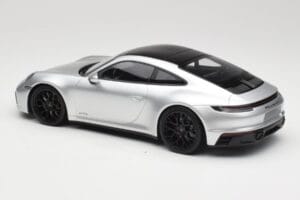 Porsche 911 992 Carrera 4 GTS Silber Minichamps 1:18 155063104 Metall – Bild 5 von 6