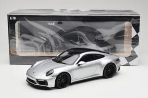 Porsche 911 992 Carrera 4 GTS Silber Minichamps 1:18 155063104 Metall – Bild 6 von 6