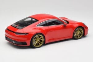 Porsche 911 992 Carrera 4S Guards Rot & Goldene Räder Minichamps 1:18 153067328 Metall – Bild 2 von 6