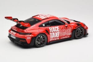 Porsche 911 992 GT3 RS Getspeed Race Taxi Guards Red Minichamps 1:18 110062040 Metall – Bild 3 von 8