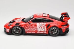 Porsche 911 992 GT3 RS Getspeed Race Taxi Guards Red Minichamps 1:18 110062040 Metall – Bild 4 von 8