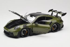 Porsche 911 992 GT3 RS Nato Olive & Black Wheels Minichamps 1:18 110062027 Metall – Bild 2 von 8
