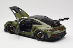 Porsche 911 992 GT3 RS Nato Olive & Black Wheels Minichamps 1:18 110062027 Metall – Bild 5 von 8
