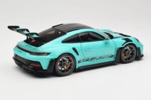 Porsche 911 992 GT3 RS Python Green & Dark Silver Wheels Minichamps 1:18 110062026 Metall – Bild 3 von 8