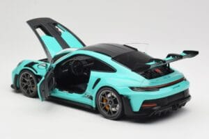 Porsche 911 992 GT3 RS Python Green & Dark Silver Wheels Minichamps 1:18 110062026 Metall – Bild 5 von 8