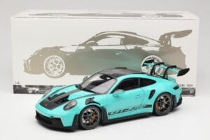 Porsche 911 992 GT3 RS Python Green & Dark Silver Wheels Minichamps 1:18 110062026 Metall – Bild 8 von 8