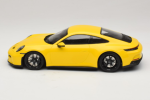 Porsche 911 992 GT3 Touring Gelb Schwarze Felgen Minichamps 1:18 117069021 Metall – Bild 3 von 6