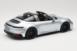 Porsche 911 992 Targa 4 GTS Silber Minichamps 1:18 155061061 Metall – Bild 2 von 6