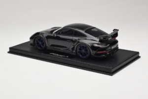 Porsche 911 992 TechArt GTstreet R Schwarz Mit Blauen Rädern TechArt 1:18 REMC009 Resin – Bild 5 von 6
