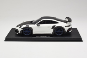 Porsche 911 992 TechArt GTstreet R Weiss Mit Blauen Rädern TechArt 1:18 REMC014 Resin