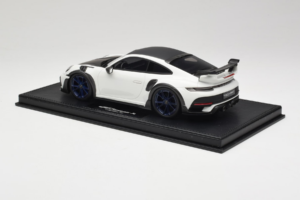 Porsche 911 992 TechArt GTstreet R Weiss Mit Blauen Rädern TechArt 1:18 REMC014 Resin – Bild 5 von 6