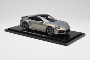 Porsche 911 Turbo S 992 Silver Bamboo Chromaflire With Display Case Spark 1:18 WAP0219100RTSS Resin – Bild 4 von 7