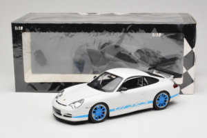 Porsche 911 996 GT3 RS Weiss Blaue Streifen Minichamps 1:18 155062021 Metall – Bild 6 von 6