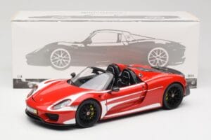 Porsche 918 Spyder Weissach Package Rot & Weiß Streifen Minichamps 1:18 110062442 Metall – Bild 9 von 9