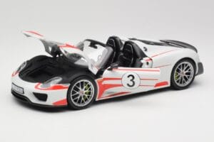 Porsche 918 Spyder Weissach Package Salzburg Minichamps 1:18 110062441 Metall – Bild 2 von 8