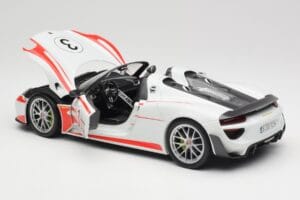 Porsche 918 Spyder Weissach Package Salzburg Minichamps 1:18 110062441 Metall – Bild 5 von 8