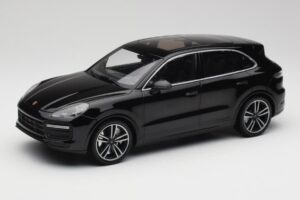 Porsche Cayenne 958 Turbo S Schwarz Minichamps 1:18 155066070 Metall