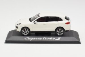 Porsche Cayenne 958 Turbo S Weiss Minichamps 1:43 WAP0200220C Metall