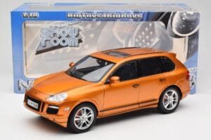 Porsche Cayenne GTS Lava Orange Norev 1:18 187535 Metall – Bild 8 von 8