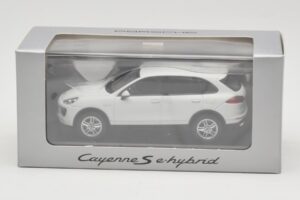 Porsche Cayenne 958 S e-Hybrid Weiss Minichamps 1:43 WAP0200040E Metall – Bild 4 von 4