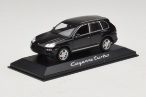 Porsche Cayenne Turbo Dark Green Metallic Minichamps 1:43 WAP02061117 Metall – Bild 2 von 5