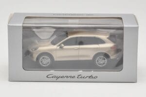Porsche Cayenne 958 Turbo Gold Minichamps 1:43 WAP0200050E Metall – Bild 4 von 4