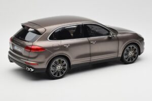 Porsche Cayenne E2 Turbo S Umbra Metallic Minichamps 1:18 WAP0213020F Metall – Bild 3 von 8