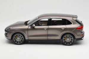 Porsche Cayenne E2 Turbo S Umbra Metallic Minichamps 1:18 WAP0213020F Metall – Bild 4 von 8