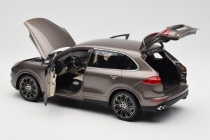 Porsche Cayenne E2 Turbo S Umbra Metallic Minichamps 1:18 WAP0213020F Metall – Bild 5 von 8