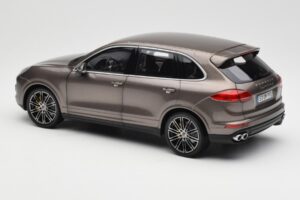 Porsche Cayenne E2 Turbo S Umbra Metallic Minichamps 1:18 WAP0213020F Metall – Bild 7 von 8