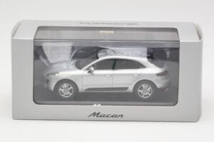 Porsche Macan 95B Silver Grey Metallic Prototyp Minichamps 1:43 WAP0201540E Metall – Bild 4 von 4
