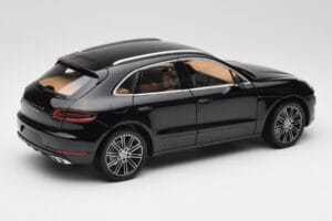 Porsche Macan Turbo 95B Black Metallic Minichamps 1:18 110062502 Metall – Bild 3 von 8