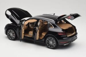 Porsche Macan Turbo 95B Black Metallic Minichamps 1:18 110062502 Metall – Bild 5 von 8