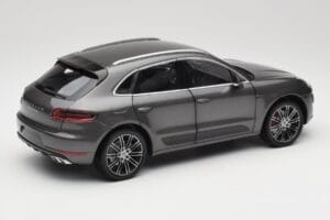 Porsche Macan Turbo 95B Grey Metallic Minichamps 1:18 110062501 Metall – Bild 3 von 8