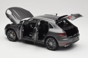 Porsche Macan Turbo 95B Grey Metallic Minichamps 1:18 110062501 Metall – Bild 5 von 8