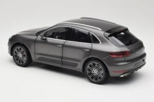 Porsche Macan Turbo 95B Grey Metallic Minichamps 1:18 110062501 Metall – Bild 7 von 8