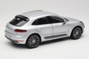 Porsche Macan Turbo 95B Silber Minichamps 1:18 110062504 Metall – Bild 3 von 8