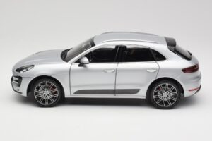 Porsche Macan Turbo 95B Silber Minichamps 1:18 110062504 Metall – Bild 4 von 8