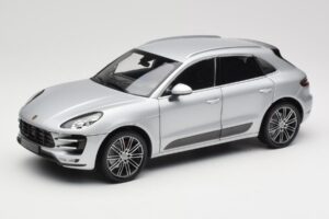 Porsche Macan Turbo 95B Silber Minichamps 1:18 110062504 Metall