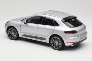 Porsche Macan Turbo 95B Silber Minichamps 1:18 110062504 Metall – Bild 5 von 8