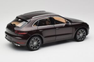 Porsche Macan 95B Turbo Mahagoni Metallic Minichamps 1:18 110062500 Metall – Bild 3 von 8