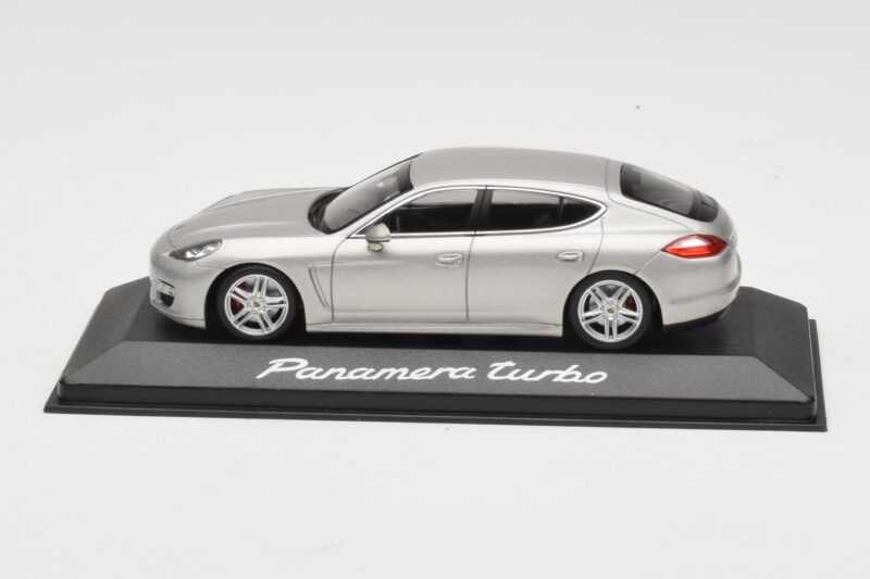 Porsche Panamera 970 Turbo Beige Minichamps 1:43 WAP0200519 Metall