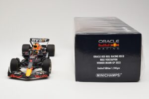 Red Bull Racing RB18 #1 M. Verstappen Winner Miami GP 2022 Minichamps 1:18 110220501 Metall – Bild 6 von 6