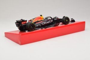 Red Bull RB18 #1 M. Verstappen Oracle Red Bull Racing Japanese Grand Prix Winner World Champion 2022 Minichamps 1:18 11322280 – Bild 3 von 7