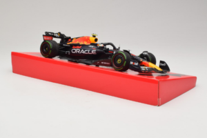 Red Bull RB18 #1 M. Verstappen Oracle Red Bull Racing Japanese Grand Prix Winner World Champion 2022 Minichamps 1:18 11322280 – Bild 4 von 7