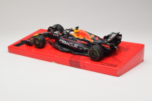 Red Bull RB18 #1 M. Verstappen Oracle Red Bull Racing Japanese Grand Prix Winner World Champion 2022 Minichamps 1:18 11322280 – Bild 5 von 7