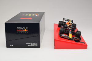 Red Bull RB18 #1 M. Verstappen Oracle Red Bull Racing Japanese Grand Prix Winner World Champion 2022 Minichamps 1:18 11322280 – Bild 6 von 7